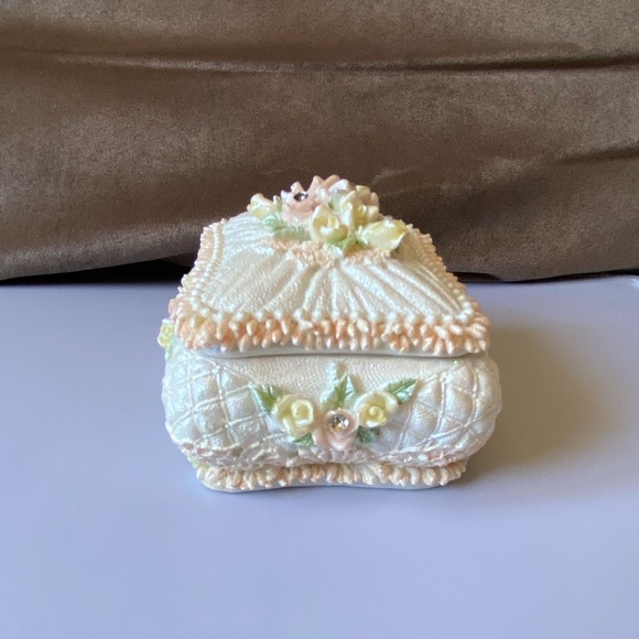 Vintage Floral Embellished Jewelry Box - Picture 3 of 7